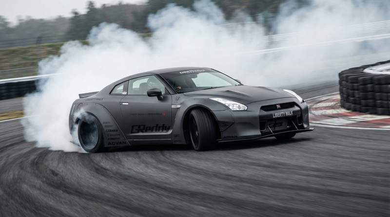 萝莉岛GTR跑车视频